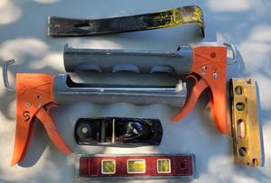 lot 69 image: LOT OF TOOLS INCLUDING HANDHELD PLANER, CAULKING GUNS, LEVELS, AND MORE AS SHOWN.