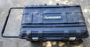 lot 74 image: HUSKY 25 GALLON MOBILE ROLLING TOOL BOX WITH INSIDE TRAY AND CONTENTS AS SHOWN.