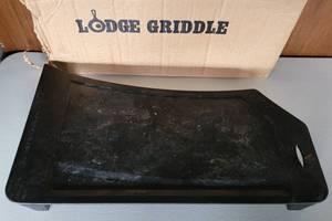 lot 96 image: LODGE CAST IRON GRIDDLE LM391A WITH BOX AS SHOWN.