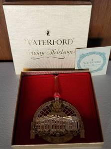 lot 106 image: WATERFORD CRYSTAL 2005 HOLIDAY HEIRLOOMS WHITE HOUSE CHRISTMAS ORNAMENT IN BOX AND BOOKLET AS SHOWN. MARKED ON BACK WITH WATERFORD LOGO. RIBBON HANGER.