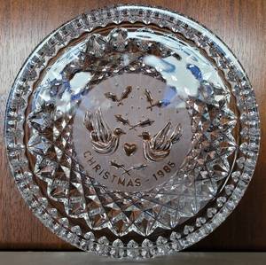 lot 107 image: WATERFORD CRYSTAL 1985 TWO TURTLEDOVES 12 DAYS OF CHRISTMAS 8 DISH AS SHOWN. SECOND IN AN ODD ISSUED CRYSTAL PLATE SERIES. STARTED IN 1982 W PARTRIDGE, RESUMED IN 85 WITH 2 TURTLE DOVES. REASON FOR 2 YEAR DELAY UNKNOWN. ETCHED WATERFORD MARK.