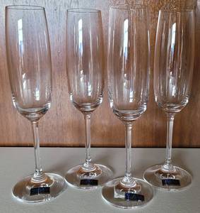 lot 115 image: TASTING COLLECTION CHAMPAGNE FLUTE GLASSES WITH ORIGINAL FOIL LABELS 9H. MADE IN AUSTRIA AS SHOWN. (SOLD 4x THE MONEY)