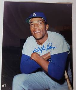 lot 147 image: SIGNED WILLIE DAVIS 8 x 10 PHOTOGRAPH AS SHOWN.