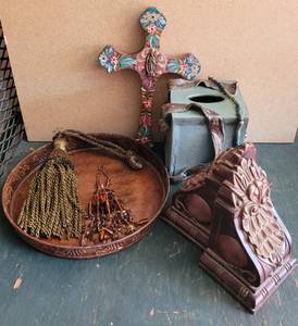 lot 192 image: HOME DECOR LOT INCLUDING RUSTIC STYLE METAL TRAY, BOOKENDS, KLEENEX BOX COVER, AND MORE AS SHOWN.