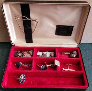 lot 196 image: SMALL JEWELRY BOX WITH CONTENTS AS SHOWN.