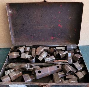 lot 215 image: VINTAGE SOCKET SET IN METAL BOX AS SHOWN.