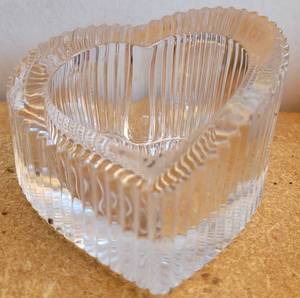 lot 116 image: WATERFORD CRYSTAL GIFTOLOGY OPEN TOP RING KEEPER AS SHOWN. APPROX 3W.