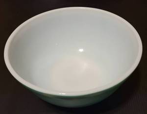 lot 92 image: VINTAGE PYREX 403 2 12 QT OVENWARE BOWL IN STYLE, COLOR, AND CONDITION AS SHOWN.