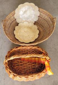 lot 249 image: LOT OF LARGE BASKETS PLUS VINTAGE TRAYS AS SHOWN.