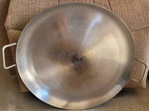 lot 253 image: LARGE COOKING DISC AS SHOWN.