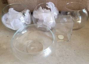 lot 255 image: LOT OF 5 GLASS VASES IN VARIOUS STYLES AND SIZES AS SHOWN. (SOLD 5X THE MONEY)