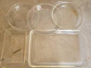 lot 258 image: LOT OF BAKING DISHES INCLUDING (2) RECTANGULAR FIRE KING AND (3) ROUND PYREX AS SHOWN.