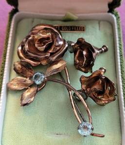 lot 267 image: VINTAGE 120 12K GF BROOCH AND EARRING SET IN STYLE SHOWN.