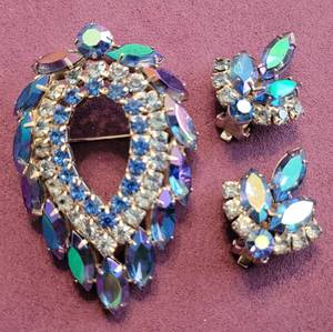 lot 271 image: VINTAGE 1960S SIGNED SARAH COVENTRY BLUE LAGOON BROOCH AND EARRINGS SET AS SHOWN. SEARCH IT UP