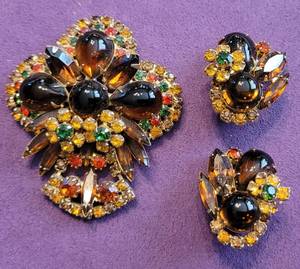 lot 272 image: VINTAGE BROOCH AND EARRINGS SET IN STYLE, COLOR, AND CONDITION SHOWN.