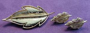 lot 273 image: VINTAGE BROOCH AND EARRINGS SET IN STYLE, COLOR, AND CONDITION SHOWN.