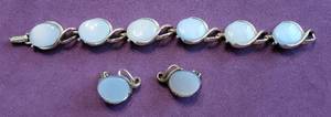 lot 274 image: VINTAGE BANGLE BRACELET AND EARRINGS SET IN STYLE, COLOR, AND CONDITION SHOWN.