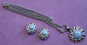 lot 276 image: NECKLACE AND EARRINGS SET IN STYLE, COLOR, AND CONDITION SHOWN. MADE IN USA.