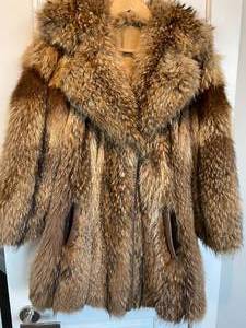 lot 120 image: VINTAGE COYOTE FUR COAT 34 SLEEVES AS SHOWN. SEE FULL DESCRIPTION