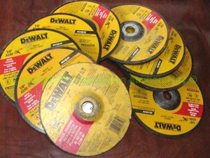 lot 96 image: Dewalt A24R metal grinding wheels 7 x 14 x 78, nine total