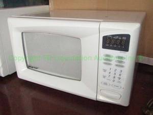 lot 97 image: Magic Chef microwave oven model MCD790W