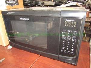 lot 86 image: Frigidaire model FFCE1439LB household microwave oven