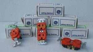 lot 17 image: GE single locking receptacles GL0520