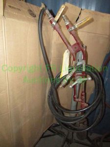 lot 280 image: Belchfire gas & compressed air torch with hose and Industrial tri-pod stand