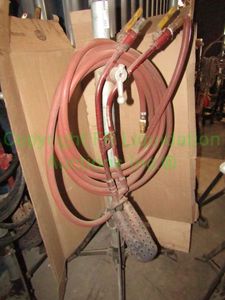 lot 282 image: Belchfire gas & compressed air torch with hose and Industrial tri-pod stand