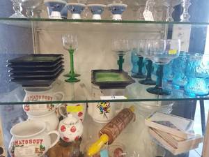 lot 7 image: Shelf contents