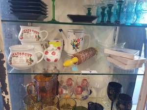 lot 8 image: Shelf contents