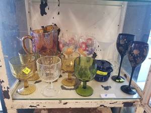 lot 9 image: Shelf contents