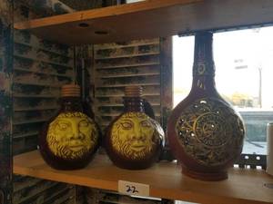 lot 22 image: Home decorations