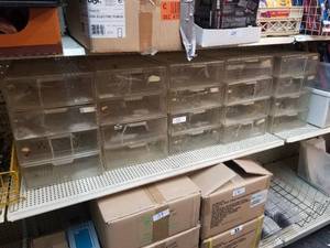 lot 111 image: Plastic storage bins