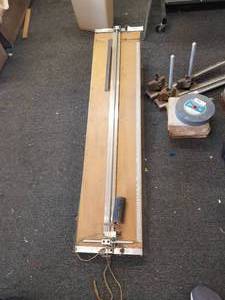 lot 194 image: Keeton Glass Cutter