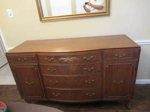 lot 5 image: VINTAGE RWAY NORTHERN FURNITURE COMPANY MAHOGANY BUFFET