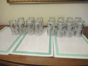 lot 7 image: VINTAGE LIBBEY FROSTED LEAF DESIGN DRINKWARE (8) AND (7) VINTAGE LIBBEY FROSTED LEAF DESIGN TUMBLER DRINKWARE TOTAL OF 15 GLASSES