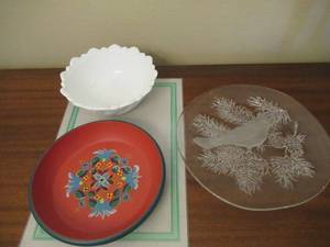 lot 18 image: VINTAGE 13 LE SMITH GLASS CARDINAL EMBOSSED FROSTED SERVING PLATTER, HAND PAINTED SERVING PLATTER AND VINTAGE MILK GLASS SEVRING BOWL
