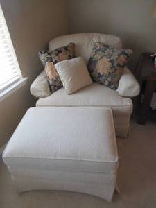 lot 20 image: CLAYTON MARCUS ACCENT CHAIR WITH OTTOMAN IN EXCELLENT CONDTION COMES WITH PILLOWS