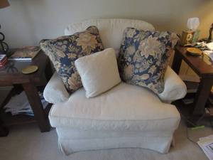 lot 21 image: CLAYTON MARCUS ACCENT CHAIR IN EXCELLENT CONDTION COMES WITH PILLOWS MATCHES LOT 20