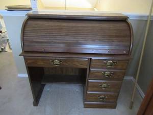 lot 26 image: SOLID OAK ROLL TOP DESK IN GREAT CONDITION 42 X 22 X 42 CONTENTS NOT INCLUDED