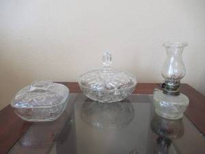 lot 32 image: MINATURE GLASS KEROSENE LAMP, AND TWO ETCHED GLASS CANDY DISHES