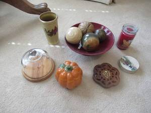 lot 33 image: CERAMIC DISPLAY PLATE WITH FRUIT, MAINSTAYS WARM APPLR PIE CANDLE UNUSED, COASTERS, HOTPLATE, CARDINAL VASE, CERAMIC PUMPKIN AND WOOD AND GLASS MINI CAKECHEESE PLATE