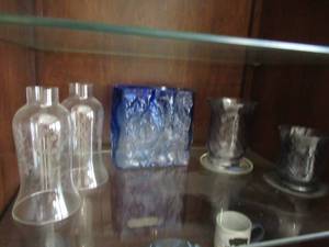 lot 47 image: CLEAR AND BLUE VASE, 2 CANDLE HOLDER GLASSES AND 2 MAIJNSTAYS CANDLE HOLDER WITH BASE