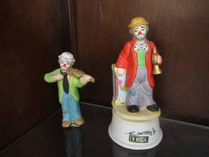 lot 49 image: FLAMBRO EMMETT KELLY JR SIGNED TRUMPET HOBO CLOWN WITH SUITCASE AND OTHER CLOWN WITH VIOLIN UNMARKED