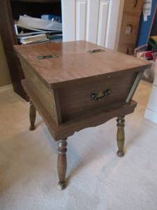 lot 62 image: VINTAGERETRO SOLID WOOD END TABLE WITH STORAGE 17 12 X 21 X 22