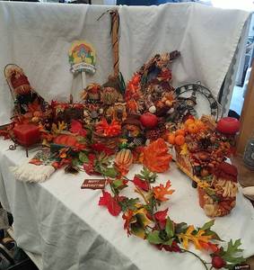lot 163 image: Fall Decor