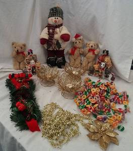 lot 164 image: Christmas Decor