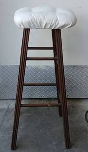 lot 179 image: Bar Stool w Cushion