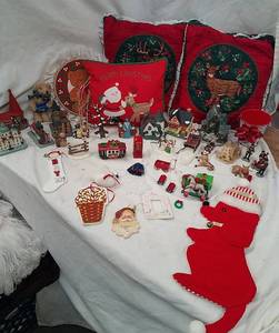 lot 189 image: Christmas Decor